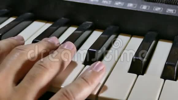 演奏钢琴合成器的人手忙脚乱视频的预览图