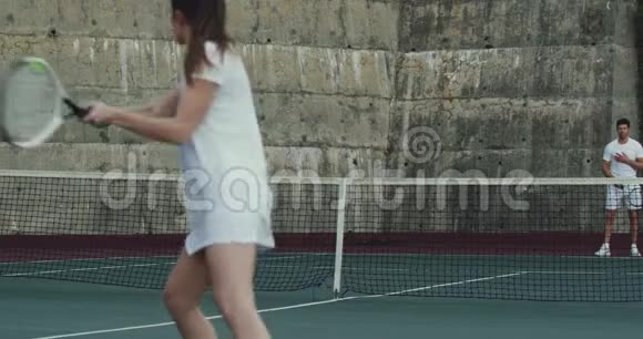 女人和男人在球场上打网球视频的预览图