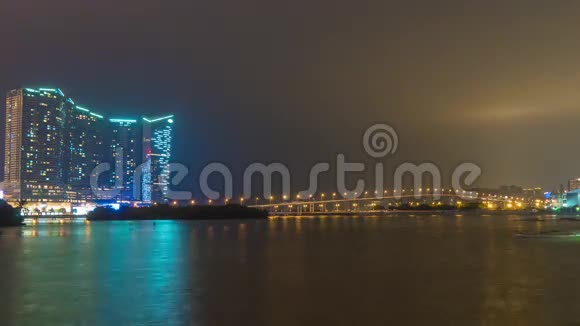 夜光著名的澳门湾大桥全景4k时间流逝中国视频的预览图