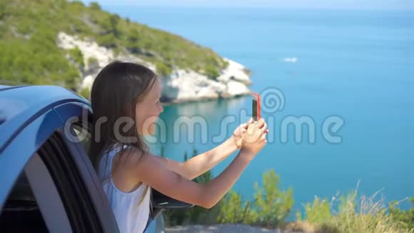 小女孩乘汽车度假旅行暑假和汽车旅行概念视频的预览图