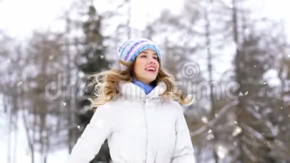 冬林户外快乐的微笑女人视频的预览图