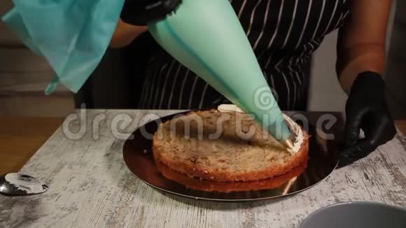 组装蛋糕层涂抹糖浆涂上黄油霜覆盖填料整个过程视频的预览图