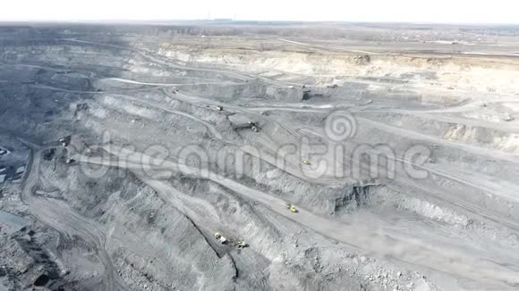 全景鸟瞰拍摄露天矿山采煤自卸采石采掘工业剥离工作视频的预览图