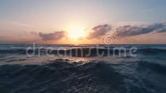 海上日出浪洗沙滩沙视频的预览图