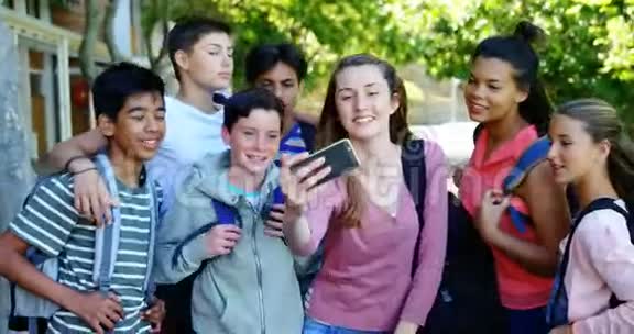 手机自拍的快乐学生视频的预览图