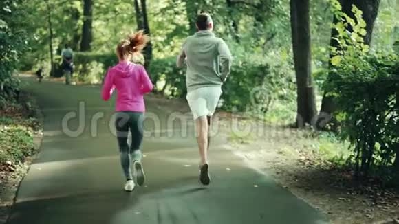 一个女孩和一个男人从事一项运动视频的预览图