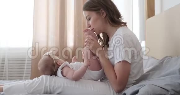 妈妈在家里和可爱的女婴玩视频的预览图