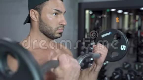 肌肉男在健身房用杠铃锻炼视频的预览图
