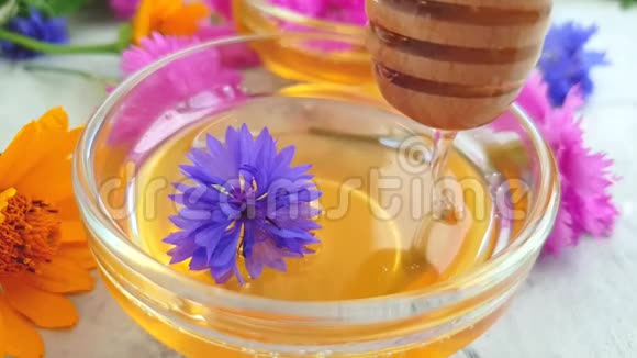 新鲜蜂蜜金盏花自然口味产品甜点茶点健康美味视频的预览图