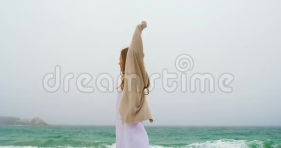 年轻的高加索女人在海滩上跳舞视频的预览图
