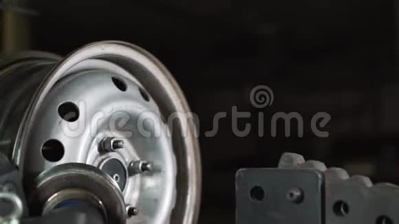 汽车服务和修理设备钢轮轮辋近距离滚动和对准轮胎机视频的预览图