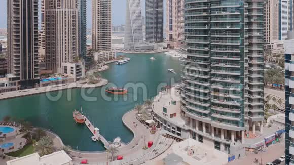 带海滨的迪拜码头住宅和写字楼摩天大楼的空中景观视频的预览图