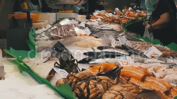 在拉波奎利亚鱼市场展示海鲜巴塞罗那西班牙视频的预览图