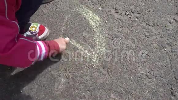 婴儿用彩色粉笔画在人行道上视频的预览图