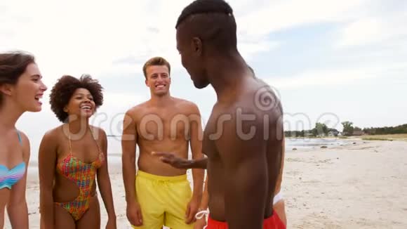 快乐的朋友在夏天的海滩上交5高视频的预览图