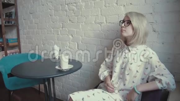 快乐的年轻美女在咖啡馆喝咖啡视频的预览图