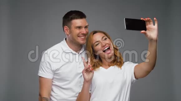 快乐夫妇用智能手机自拍视频的预览图