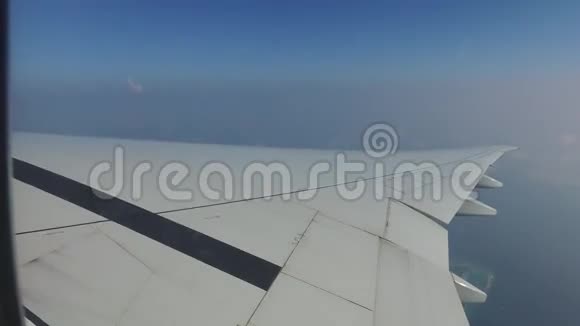 蓝天飞行的飞机机翼视频的预览图