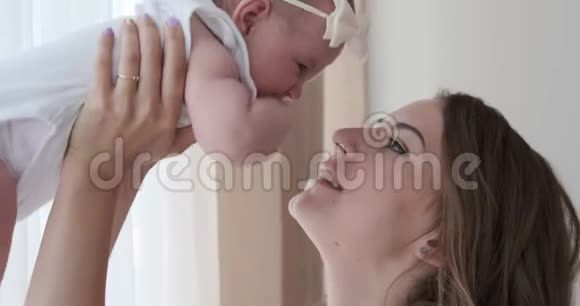 妈妈在家里和她的女婴玩耍视频的预览图