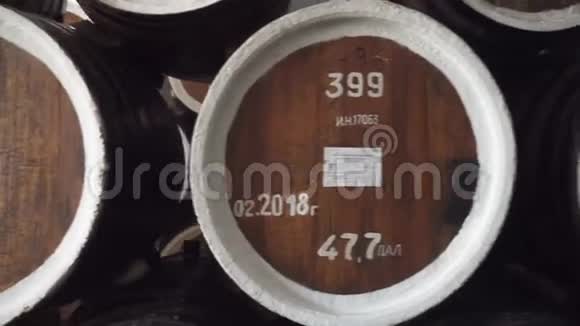 干邑葡萄酒或威士忌的桶橡木桶中白兰地的提取物酒精仓库几百桶装在一个视频的预览图