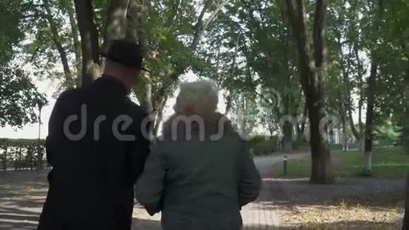 成年夫妇在户外散步视频的预览图
