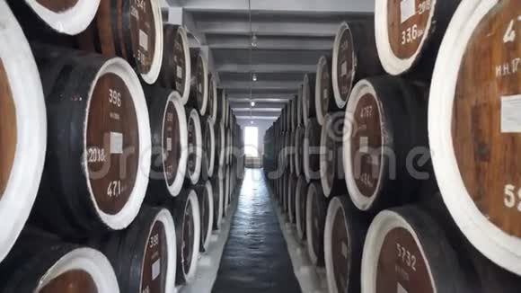 干邑葡萄酒或威士忌的桶橡木桶中白兰地的提取物酒精仓库几百桶装在一个视频的预览图