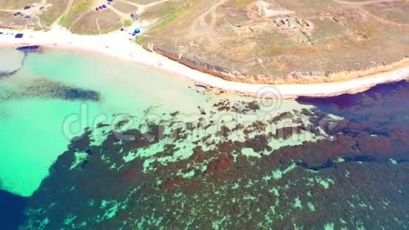 空中追踪无人机射击天堂海滩绿松石水和绿色丛林视频的预览图