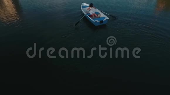 小女孩在湖上划船视频的预览图