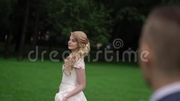 新娘在公园里盘旋视频的预览图