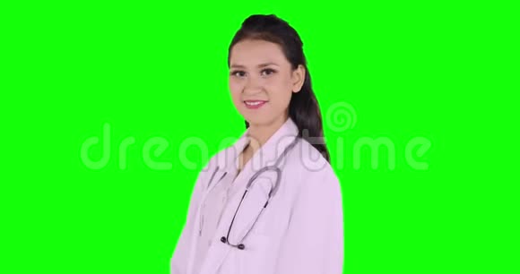女医生站在工作室微笑着视频的预览图