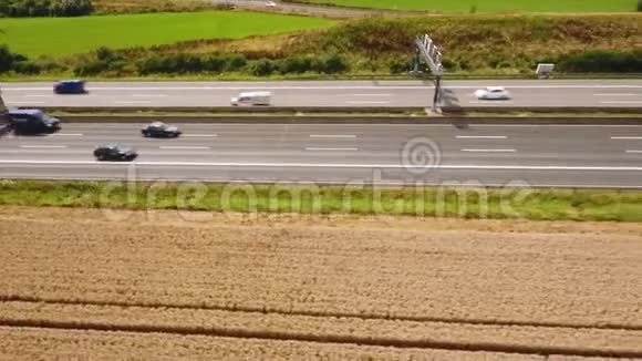 高速公路上的空中交通无人机镜头视频的预览图