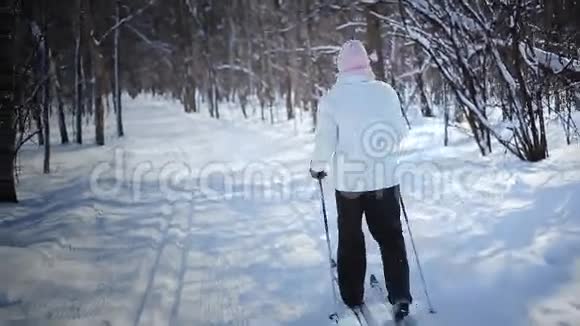 女人在大自然中独自越野滑雪视频的预览图
