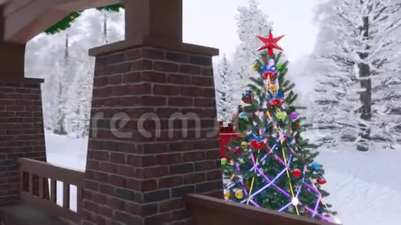 穿圣诞礼服的女孩在装饰圣诞节的房子附近视频的预览图