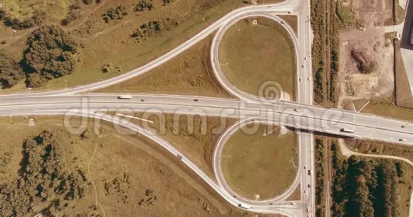 十字路口城市交通的高空超移时程高速公路垂直方向快速移动视频的预览图