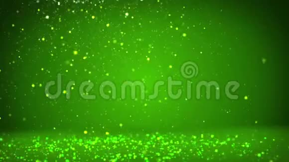 绿色的大圣诞树从屏幕左侧发光的闪亮粒子圣诞节背景下的冬季主题视频的预览图