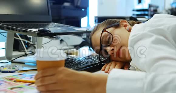 女平面设计师睡在桌子上视频的预览图
