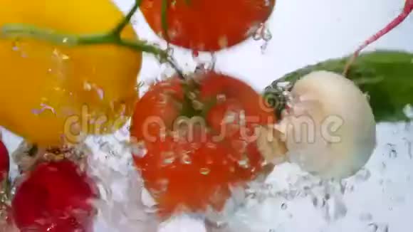 混合蔬菜在水中搅拌辣椒西红柿黄瓜和萝卜视频的预览图