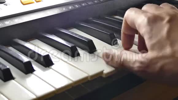 弹人手合成器钢琴弹键视频的预览图