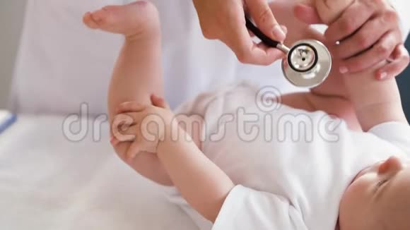 听婴儿病人听诊器的医生视频的预览图