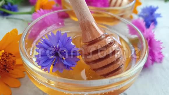 新鲜蜂蜜金盏花天然产品甜点茶点健康美味视频的预览图
