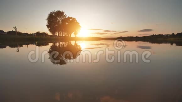 美丽的夏日日落湖上视频的预览图