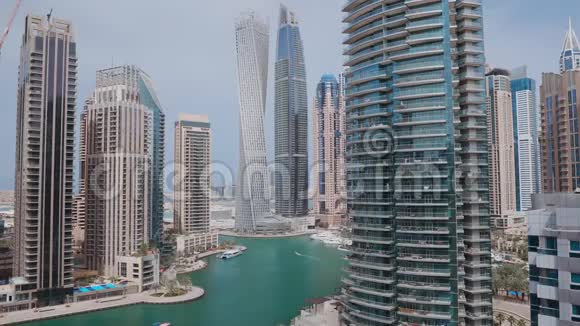 带海滨的迪拜码头住宅和写字楼摩天大楼的空中景观视频的预览图