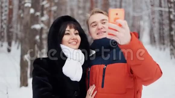 快乐的夫妇在慢镜头下自拍视频的预览图