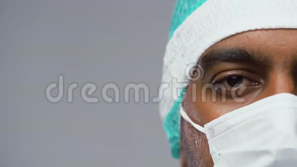 医生或外科医生戴防护面罩的脸视频的预览图