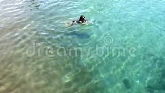 海上游泳女子的鸟瞰图视频的预览图