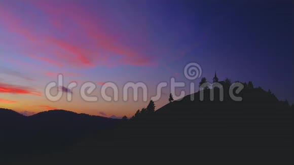 斯洛文尼亚山上教堂的空中日落景色视频的预览图