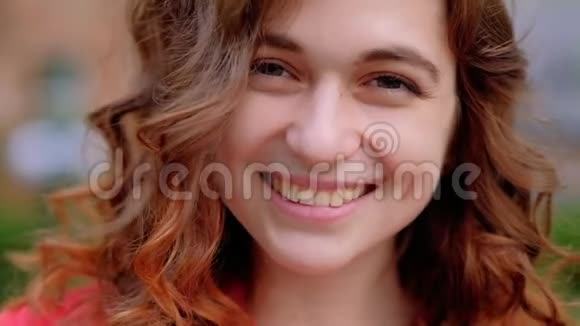 幸福微笑的女人姜发胎记视频的预览图