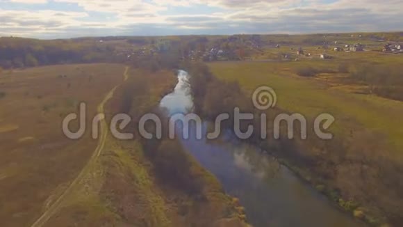 航拍秋景河视频的预览图