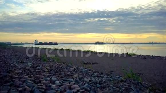 夏季日出在宽阔的湖面上航行的货运船的鸟瞰图视频的预览图