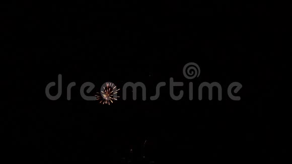 五彩烟花在夜空中的长时间曝光视频的预览图